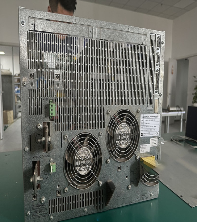 拓普康直流電源TP.C.10KW系列維修-負(fù)載能力差維修方法 故障現(xiàn)象一：電源負(fù)載能力差 電源負(fù)載能力差是一個(gè)常見(jiàn)的故障，一般都是出現(xiàn)在老式或是工作時(shí)間長(zhǎng)的電源中，主要原因是各元器件老化，開(kāi)關(guān)管的工作不穩(wěn)定，沒(méi)有及時(shí)進(jìn)行散熱等。此外還有穩(wěn)壓二極管發(fā)熱漏電，整流二極管損壞等。 維修方法：用萬(wàn)用表著重檢查一下穩(wěn)壓二極管，高壓濾波電容，限流電阻有無(wú)變質(zhì)等再仔細(xì)檢查一下電路板上的所有焊點(diǎn)是否開(kāi)焊，虛接等。把開(kāi)焊的焊點(diǎn)重新焊牢，更換變質(zhì)的元器件，一般故障即可排除。 故障現(xiàn)象：無(wú)直流電壓輸出，但保險(xiǎn)絲完好 這種現(xiàn)象說(shuō)明開(kāi)關(guān)電源未工作，或者工作后進(jìn)入了保護(hù)狀態(tài)。 維修方法：首先應(yīng)判斷一下開(kāi)關(guān)電源的主控芯片UC3842是否處在工作狀態(tài)或已經(jīng)損壞。判斷方法是這樣的：加電測(cè)UC3842的第7腳對(duì)地電壓，若測(cè)第8腳有+5V電壓，1，2，4，6腳也有不同的電壓，則說(shuō)明電路已起振，UC3842基本正常;若7腳電壓低，其余管腳無(wú)電壓或不波動(dòng)，則UC3842已損壞。UC3842芯片損壞最常見(jiàn)的是6，7腳對(duì)地?fù)舸?，7腳對(duì)地?fù)舸┖?，7腳對(duì)地?fù)舸?。如果這幾只腳都為擊穿，而開(kāi)關(guān)電源還是不能正常啟動(dòng)，則UC3842必壞，應(yīng)直接更換。若判斷芯片未壞，則就著重檢查開(kāi)關(guān)功率管的柵極(G極)的`限流電阻是否開(kāi)焊，虛接，變值，變質(zhì)以及開(kāi)關(guān)功率管本身是否性能不良。除此之外，電源輸出線也有可能斷線或接觸不良也會(huì)造成這種故障。因此在維修時(shí)也應(yīng)注意檢查一下。