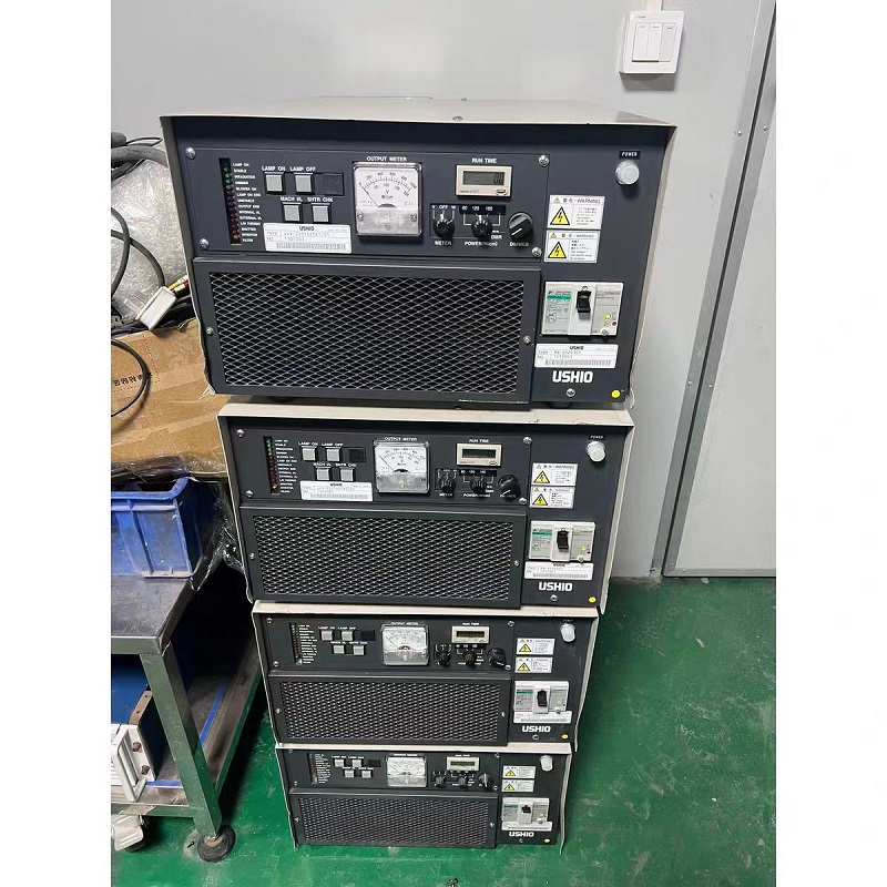 USHIORB牛尾UV電源故障維修 1、打開電源后，發(fā)現(xiàn)電源燈開啟一段時間后空開跳閘?？紤]是空氣開關(guān)容量過小，此時我們可以疏通送風(fēng)以及排風(fēng)檢查過濾棉。 2、在工作中時，uv燈自動熄滅。該故障的原因有可能使風(fēng)冷不夠，燈管老化，超過其使用壽命，也有可能是電源電壓過低，電源缺項。此時我們可以考慮檢查并更換uv燈管，提高電源電壓，配置一個穩(wěn)壓器。 3、在作業(yè)時，UV固化爐的固化效果不理想。有可能是uv等與工件的距離過大，uc燈老化，超過了它的使用壽命。我們可以在溫度允許的情況下，適當(dāng)調(diào)整一下uv燈與工件的距離，如果還是沒有解決問題的話可以更換uv燈的燈管。 4、uv燈不亮。個別新的uv燈管在點火的時候會有困難，可以考慮是uv燈的質(zhì)量問題，線路或者變壓器故障。我們可以再一定時間內(nèi)頻繁開啟關(guān)閉uv燈，或者考慮更換uv燈管，檢查線路以及變壓器并及時處理故障。 5、變壓器溫度過高。散熱風(fēng)機運轉(zhuǎn)不正常，排風(fēng)量不夠，通風(fēng)不好。可以檢查并清理一下風(fēng)機，問題嚴(yán)重時刻考慮更換風(fēng)機。 6、風(fēng)機有異聲?？紤]是軸承損壞，可以更換軸承來結(jié)局問題。 USHIORB牛尾UV曝光機驅(qū)動電源維修UV燈不亮。 (1) 故障原因：設(shè)置故障 解決方法：確認(rèn)UV電源是否接通，模塊按鍵是否按下亮紅燈，液晶屏上是否顯示模塊“開啟” (2) 故障原因：線路原因 解決方法：用萬用表測量UV電路是否暢通. (3) 故障原因：UV燈板損壞 解決方法：檢查水循環(huán)系統(tǒng)是否正常工作，UV燈損壞很大可能是因為水循環(huán)出問題，導(dǎo)致散熱不良造成的。并跟換ＵＶ燈板。
