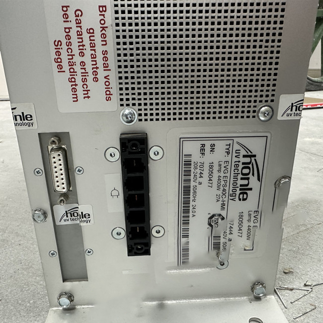 德國Honle UV設(shè)備電源維修故障：UV電子電源調(diào)光動態(tài)響應(yīng)速度快，從待機到全功率輸出時間只要 8毫秒，無任何系 統(tǒng)震蕩;可以與PLC連接進入人工界面操作，可作出10%的長時間待機，徹底避免系統(tǒng)穩(wěn)定 時間長，安全性能低等弊端，同時徹底改變了依靠電容來調(diào)節(jié)燈光的強弱控制方式，且電容的耐壓強度遠(yuǎn)遠(yuǎn)不夠。PLC安裝接線簡單，操作方便，無須密封安裝在箱體內(nèi)，可安裝在通風(fēng)良好的地方，大幅度節(jié)省安裝、運輸成本。 德國Honle UV設(shè)備電源維修方法： 1、高頻方波技術(shù)( 18KHZ方波輸出），比傳統(tǒng)UV變壓器增加20%以上的UV能量輸出，能夠以閃光燈模式工作，降低能耗; 2、軟開關(guān)啟動系統(tǒng)，大幅度減低啟動時間(約45秒)，延長燈管使用壽命; 3、單片機動態(tài)控制技術(shù)，使電源轉(zhuǎn)換效率達(dá)到更高，自動找到燈管的工作電壓和電流，自動進行調(diào)整燈管的工作參數(shù); 4、高速IGBT以及軟開關(guān)技術(shù)，響應(yīng)速度快，從待機到全功率輸出時間只要 8MS; 5、功率調(diào)幅技術(shù)，輸出功率10%~100%無級可調(diào)，長期待機功率僅要10% 6、相位平衡技術(shù)，功率因素96%，，無沖擊電流;